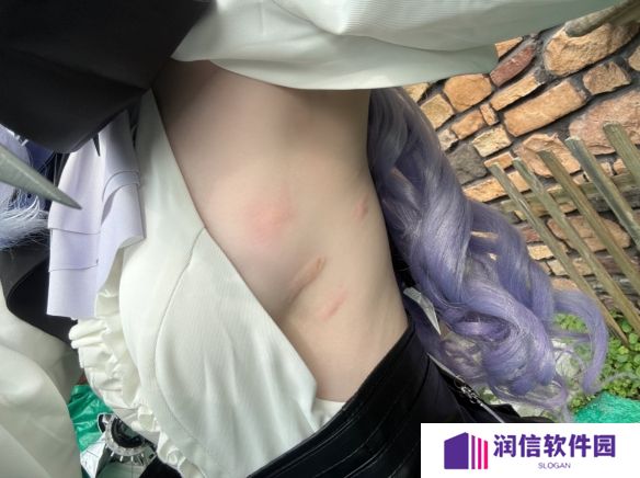 想当蚊子了~《绝区零》薇薇安Coser酥胸遭蚊子偷叮！